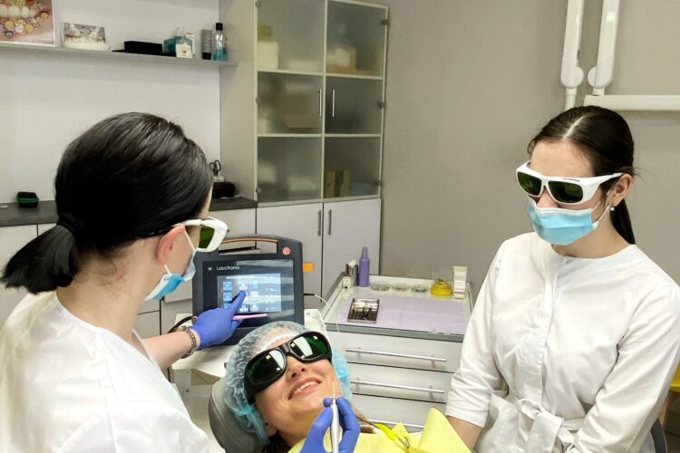 лікування пародонтозу в Самборі стоматологія Sorridi