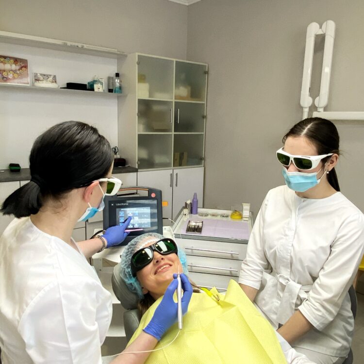 лікування пародонтозу в Самборі стоматологія Sorridi